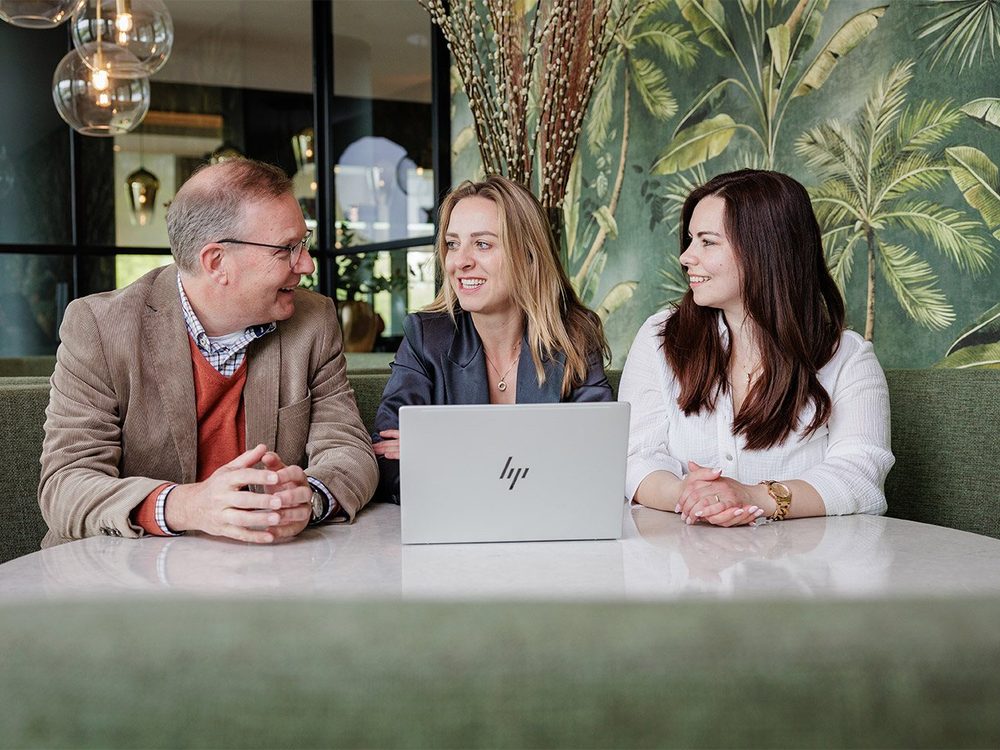 Het HUMA-team aan tafel